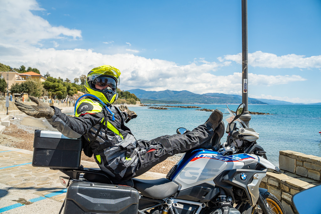 Max Sheehy Relaxe sur sa moto. Crédit Photo: Yann Bissonnette