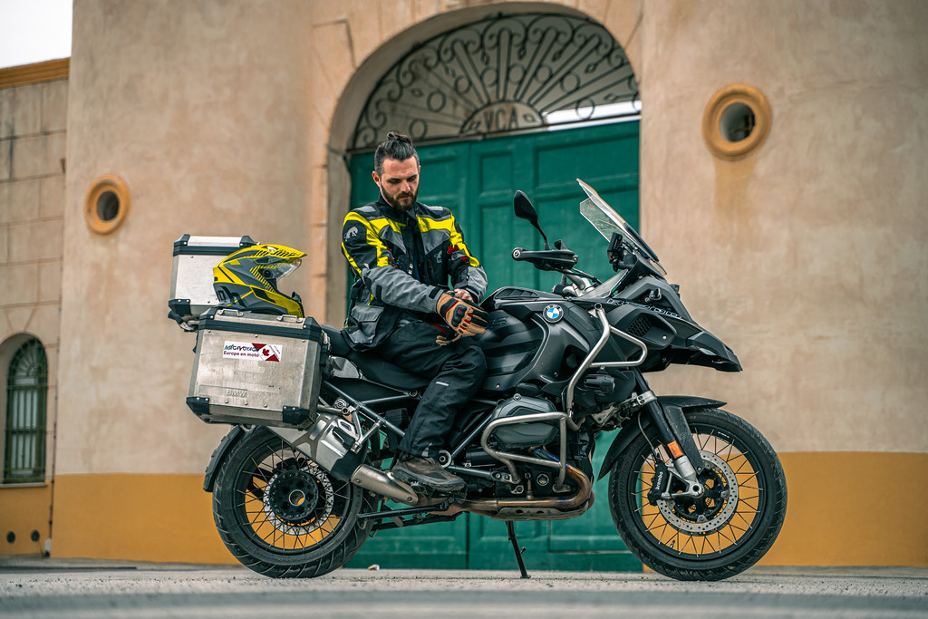 Max Sheehy sur sa moto BMW GS1200 vêtu de son ensemble Apalaches dde Furygan Crédit Photo: Yann Bissonnette