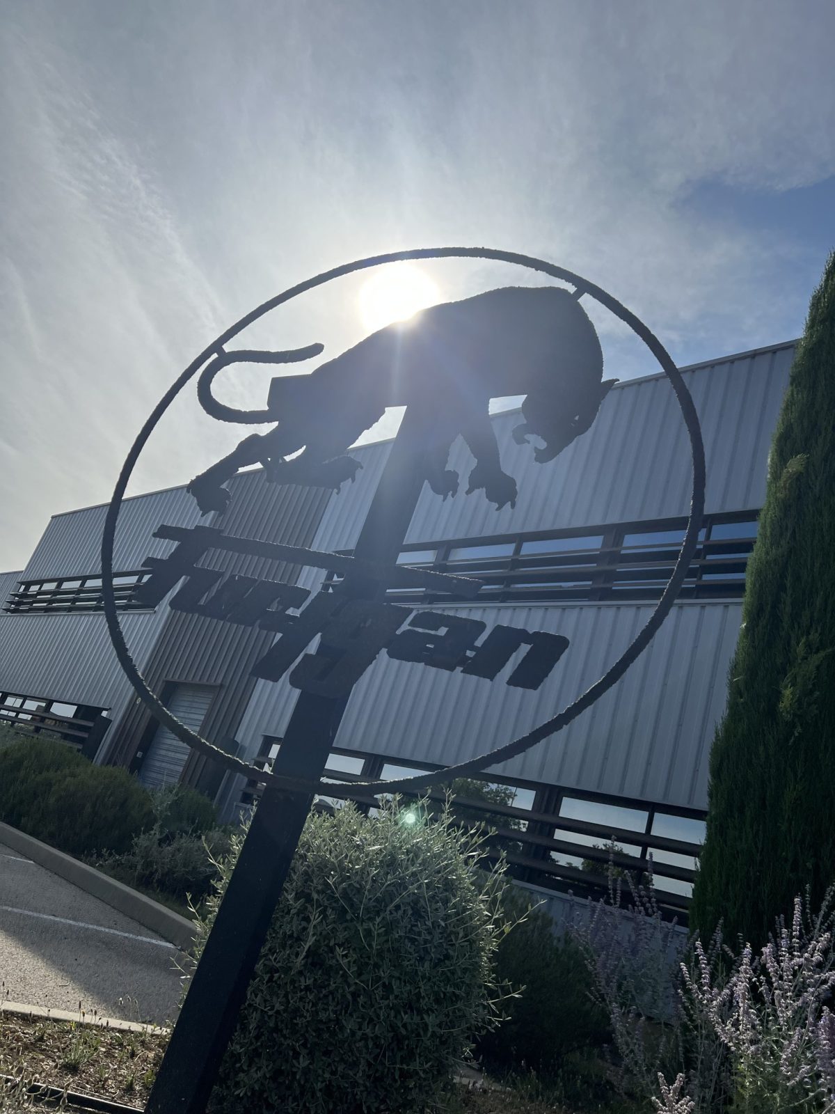 L'enseigne Furygan en fer forgé de l'usine basé à Nîmes.