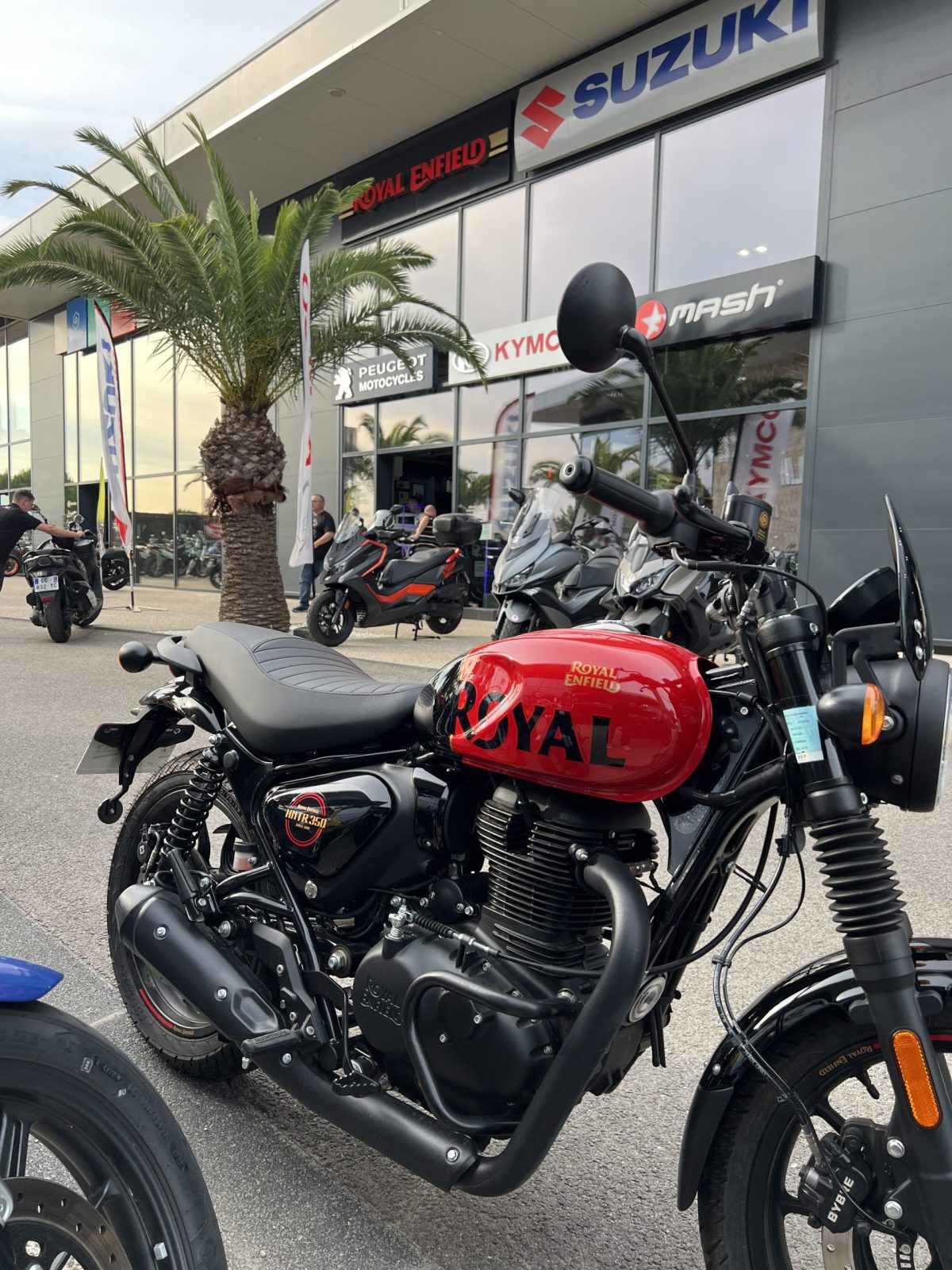 Une magnifique moto Royal Endfield stationné devant un petit bar Français