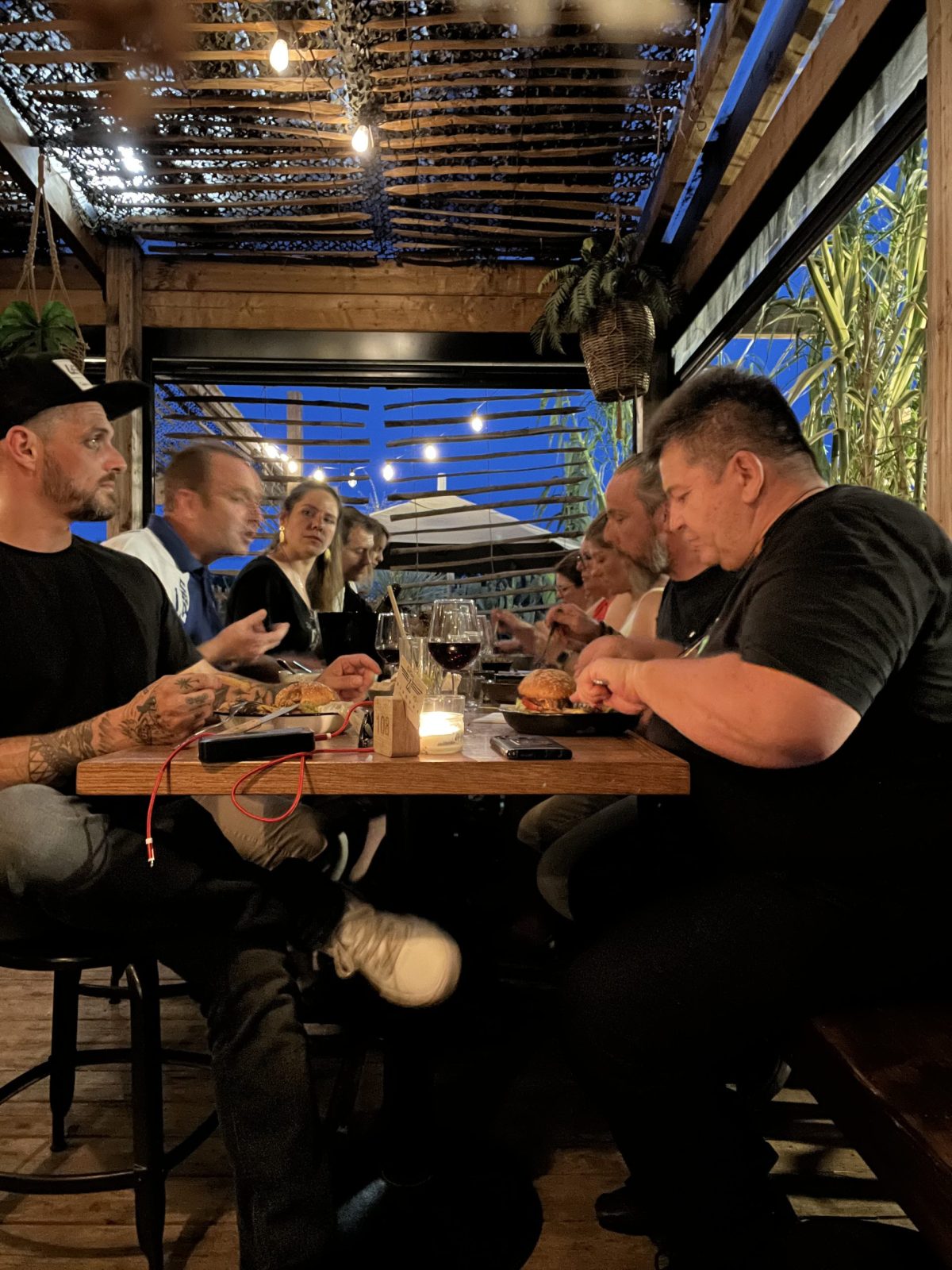 Le repas accompagné de tous les participants et pasionnés de moto.