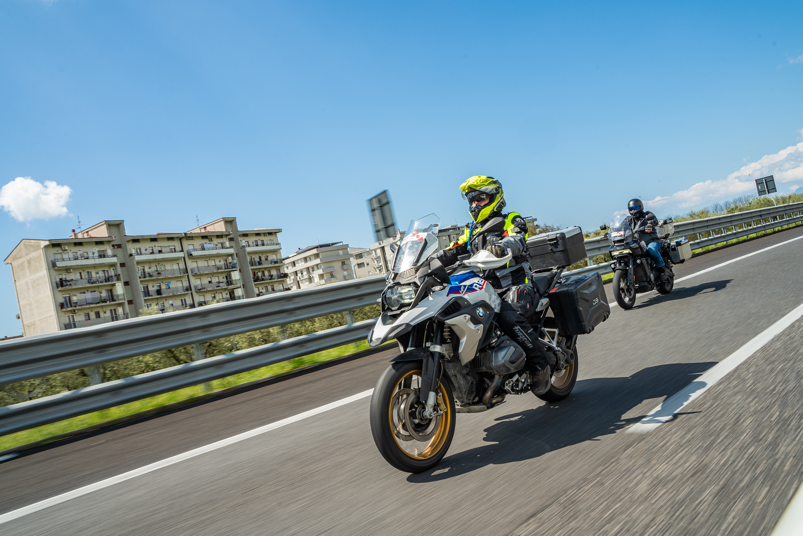 Les motos aventures sont plus adaptées à une conduite deboutCréddit Photo HDM Vidéo