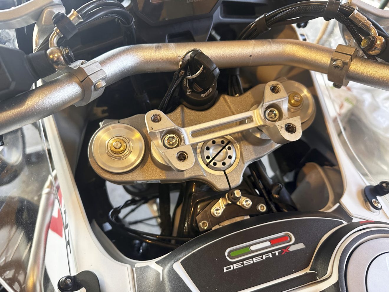 Le support de guidon d’origine Ducati a un patron de boulon unique. Désaxé sur l’axe central.