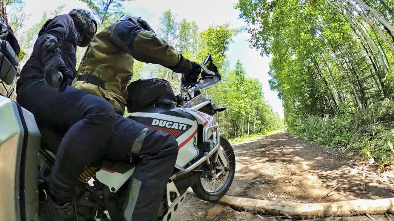 The steering damper installed on the Vanasche handlebar mount stabilizes the bike during impacts.