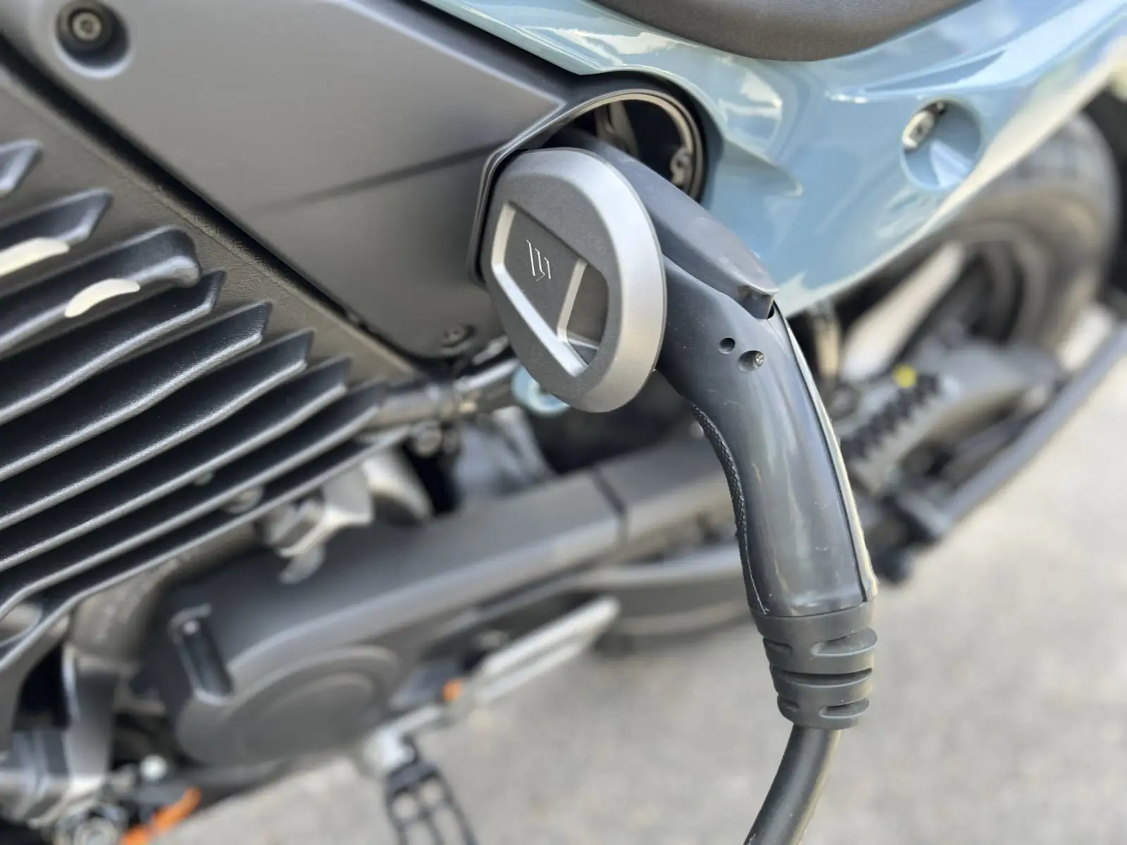 prise de recharge pour moto électrique