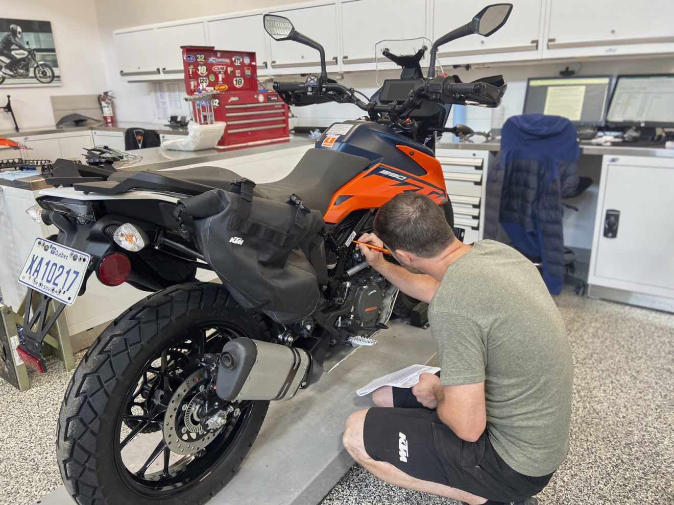 Technicien chez KTM Canada préparant la 390 Adventure