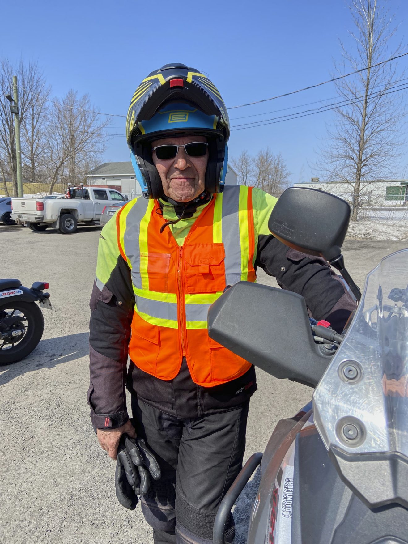 Patrick Sanchez, formateur de moto, portant son casque et une veste de sécurité