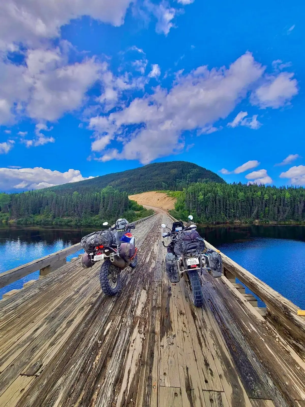 Deux motos aventures sur le pont de la réserve faunique de Port-Cartier en Côte-Nord.