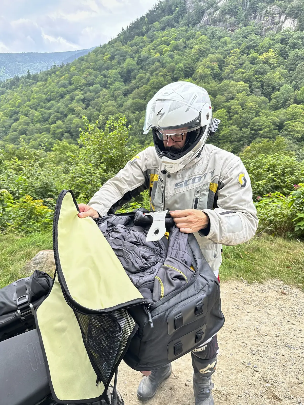 Valise supérieure (Top case) semi-rigide Terra de SHAD avec une capacité de 40 litres et le système d’attaches MOLLE.