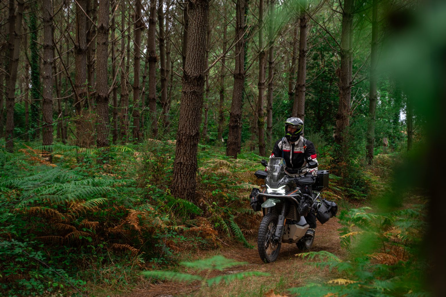 CFMOTO 1000MT-X en hors route dans les Pyrénées