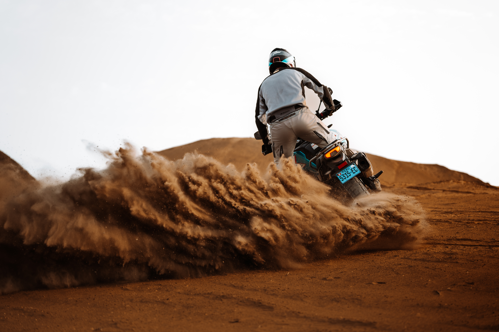 CFMOTO 800MT-X 2026 en conduite sur route