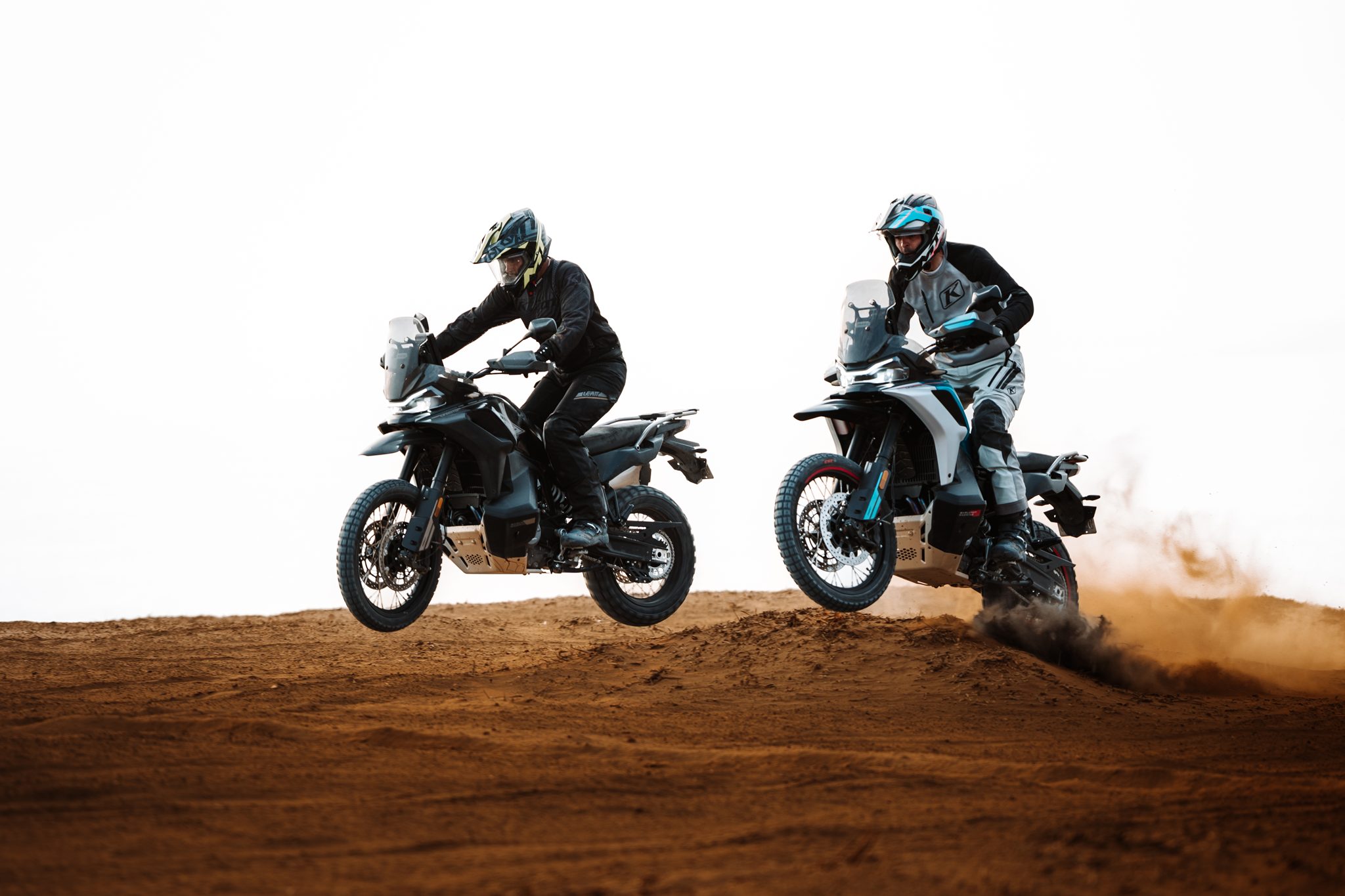 CFMOTO 800MT-X 2026 dans les montagnes